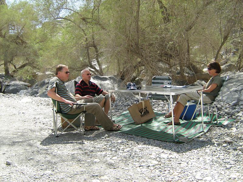 d2_picknick in de wadi.JPG - Picknick in een indrukwekkende wadi. Op deze foto zie je dat niet zo goed, maar kijk eens naar de volgende foto.